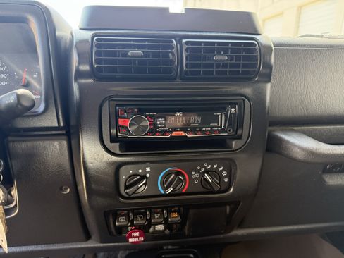 Used 2004 Jeep Wrangler Rubicon w/ Dual Top Group AWD/4WD image 15