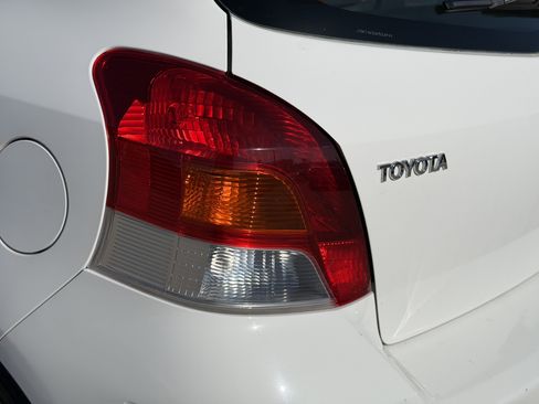 Used 2010 Toyota Yaris 4-Door Hatchback image 9