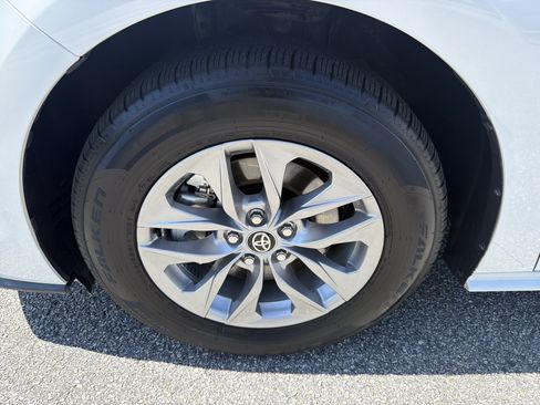 Certified 2025 Toyota Sienna XLE FWD image 20
