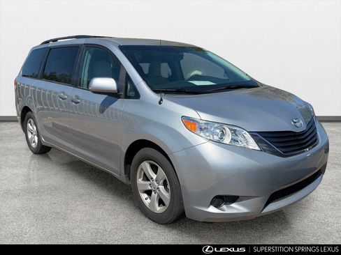 Used 2014 Toyota Sienna LE FWD image 2