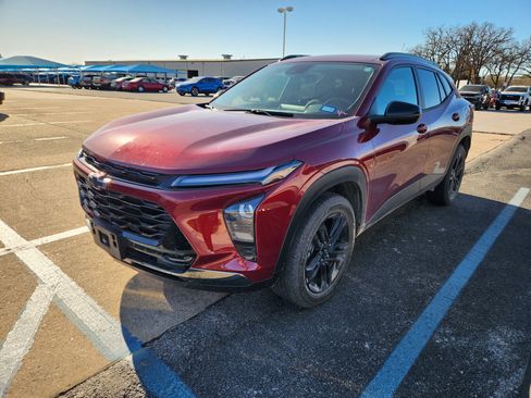 Used 2024 Chevrolet Trax ACTIV w/ Driver Confidence Package image 2