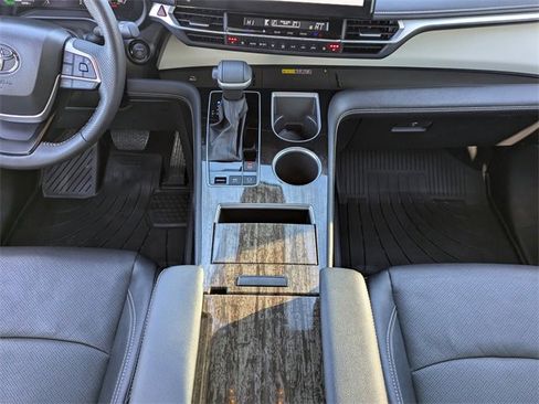 Used 2025 Toyota Sienna Limited image 24