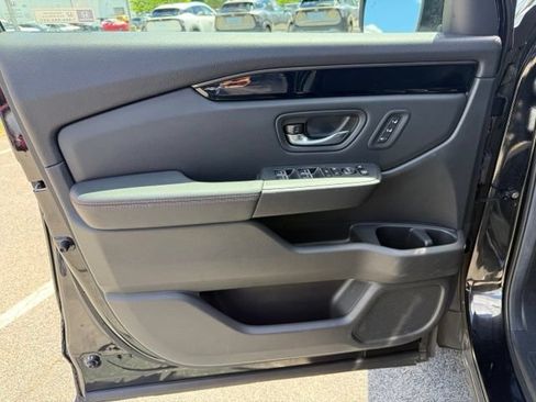 Used 2025 Honda Pilot TrailSport image 16
