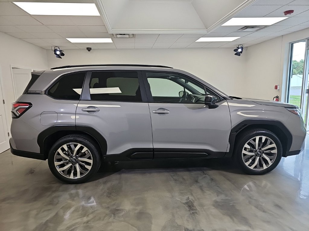 Used 2025 Subaru Forester Touring AWD/4WD image 2