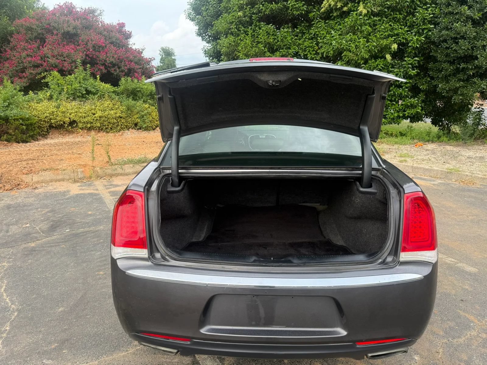 Used 2018 Chrysler 300 Limited AWD/4WD image 8