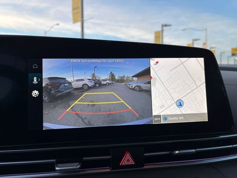 Used 2025 Hyundai Elantra SEL image 17