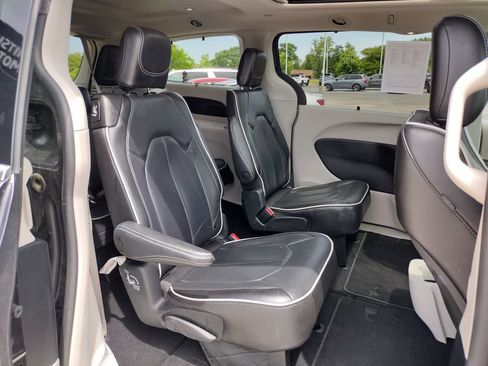 Used 2023 Chrysler Pacifica Limited FWD image 20