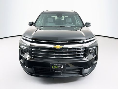 Used 2025 Chevrolet Traverse LT image 2