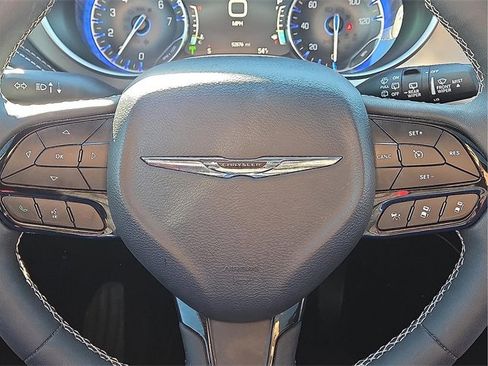 Used 2023 Chrysler Pacifica Limited w/ Uconnect Theater Family Group image 20