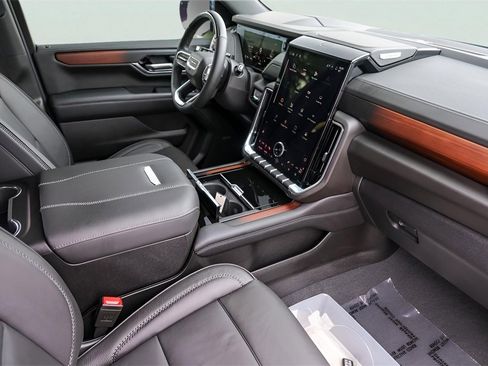 Used 2025 GMC Yukon XL Denali w/ Denali Reserve Package image 34