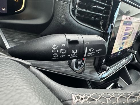 Used 2024 Jeep Wagoneer Series II w/ Flexible Seating Group image 21