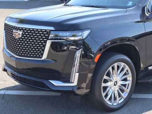 Used 2024 Cadillac Escalade Premium Luxury AWD/4WD image 6