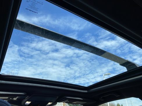 Used 2025 Subaru Forester Limited image 36