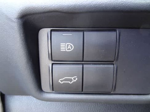 Used 2022 Toyota Highlander LE AWD/4WD image 16