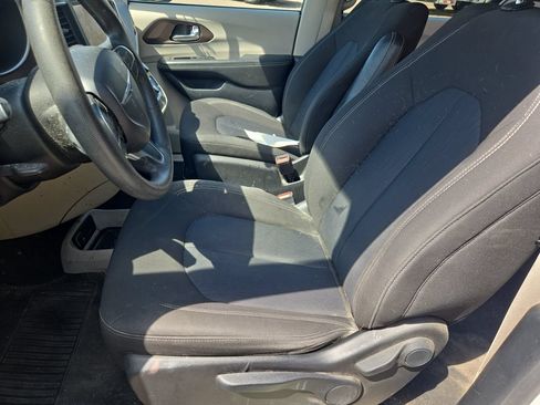 Used 2020 Chrysler Voyager L FWD image 17