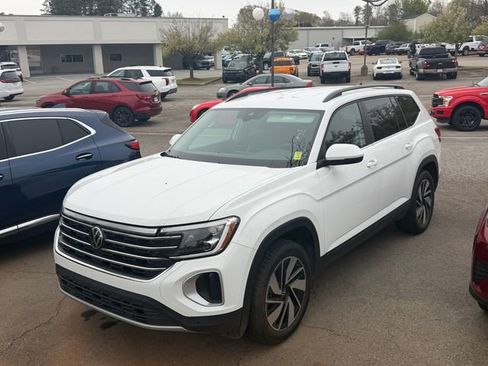 Used 2024 Volkswagen Atlas SE image 2