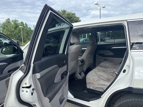 Used 2019 Toyota Highlander LE FWD image 14