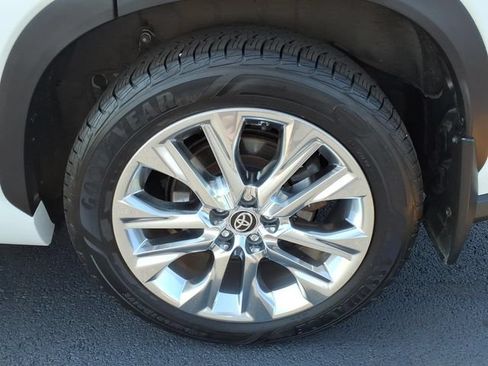 Certified 2024 Toyota Highlander Limited AWD/4WD image 30