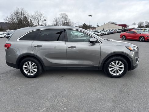 Used 2017 Kia Sorento LX w/ LX Convenience Package image 2