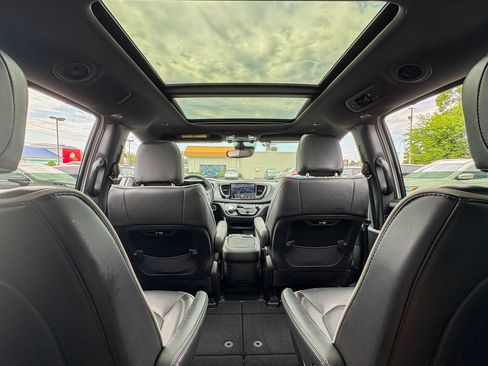 Used 2026 Chrysler Pacifica Limited FWD image 4