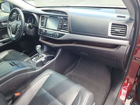 Used 2019 Toyota Highlander XLE AWD/4WD image 29