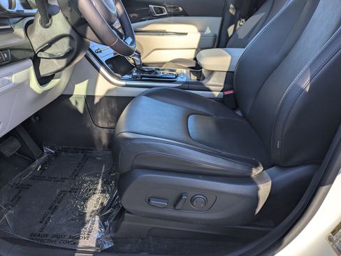 Used 2024 Kia Carnival EX image 12