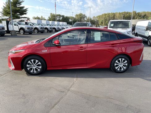 Used 2020 Toyota Prius Prime LE image 2