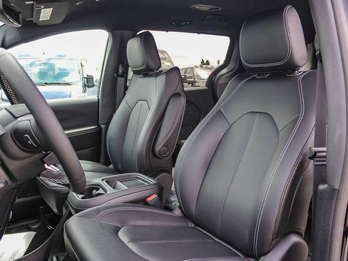 New 2027 Chrysler Pacifica Select FWD image 18