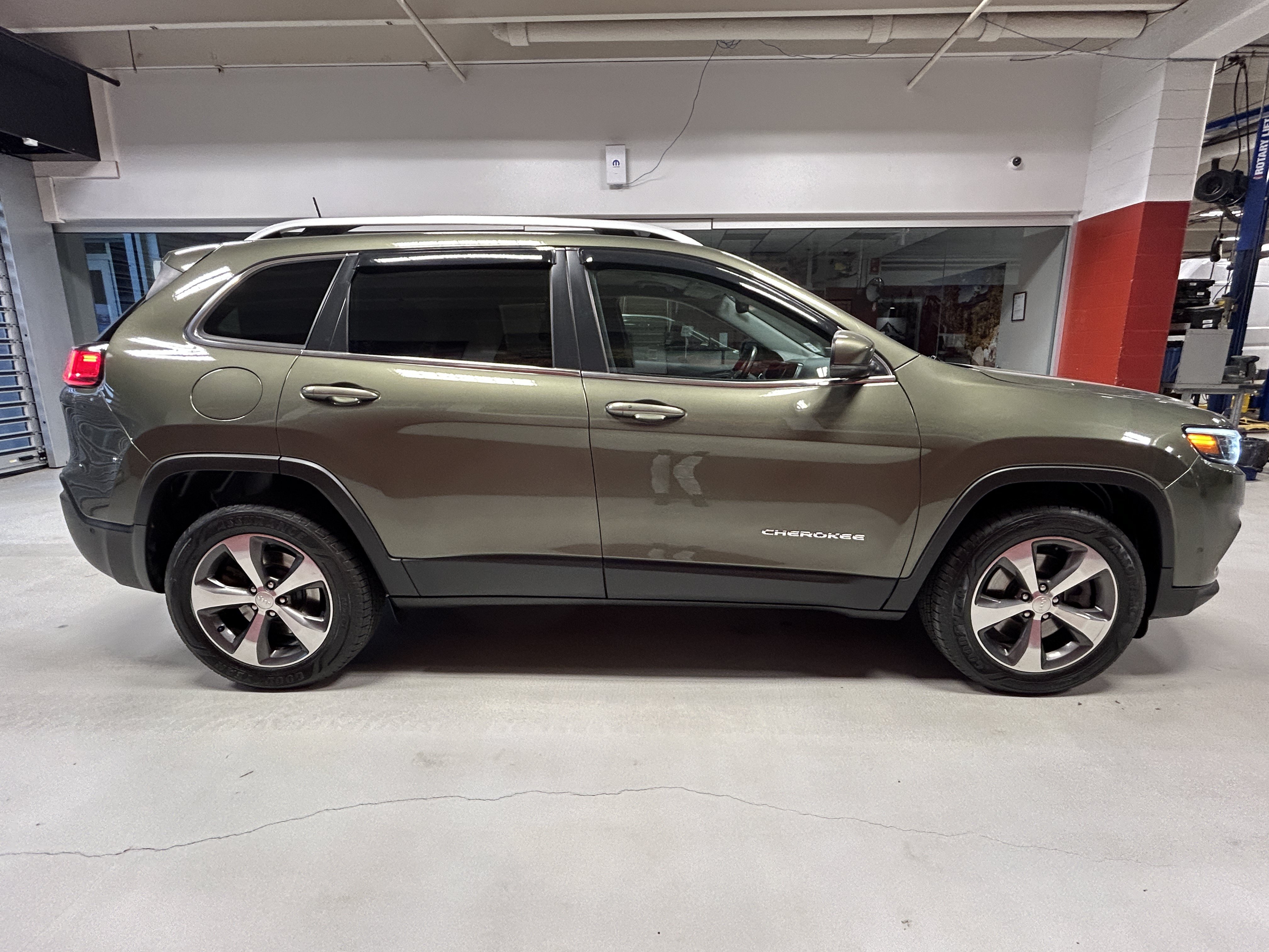 Used 2019 Jeep Cherokee Limited w/ Luxury Group AWD/4WD image 10