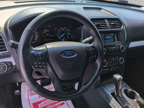 Used 2017 Ford Explorer XLT AWD/4WD image 9