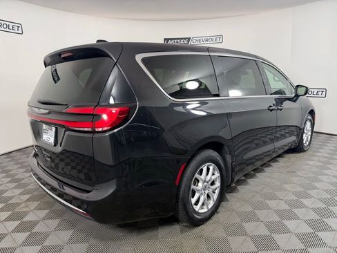 Used 2023 Chrysler Pacifica Touring-L FWD image 6