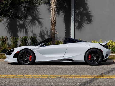 Used 2026 McLaren 750S Spider RWD image 18