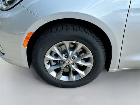 New 2026 Chrysler Pacifica Select image 32