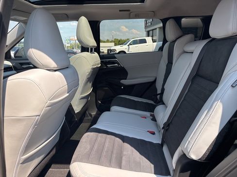 New 2025 Mitsubishi Outlander SE image 43