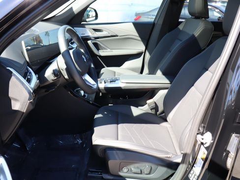 Used 2025 BMW X1 xDrive28i w/ Premium Package image 17