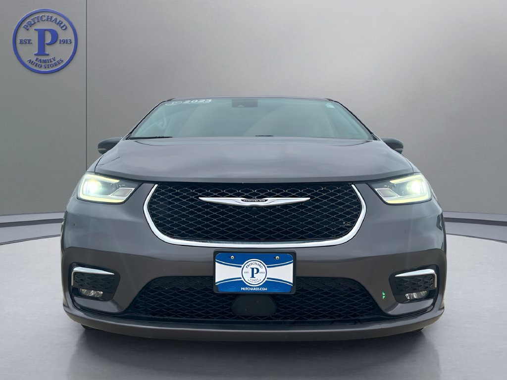 Used 2023 Chrysler Pacifica Touring-L FWD image 2