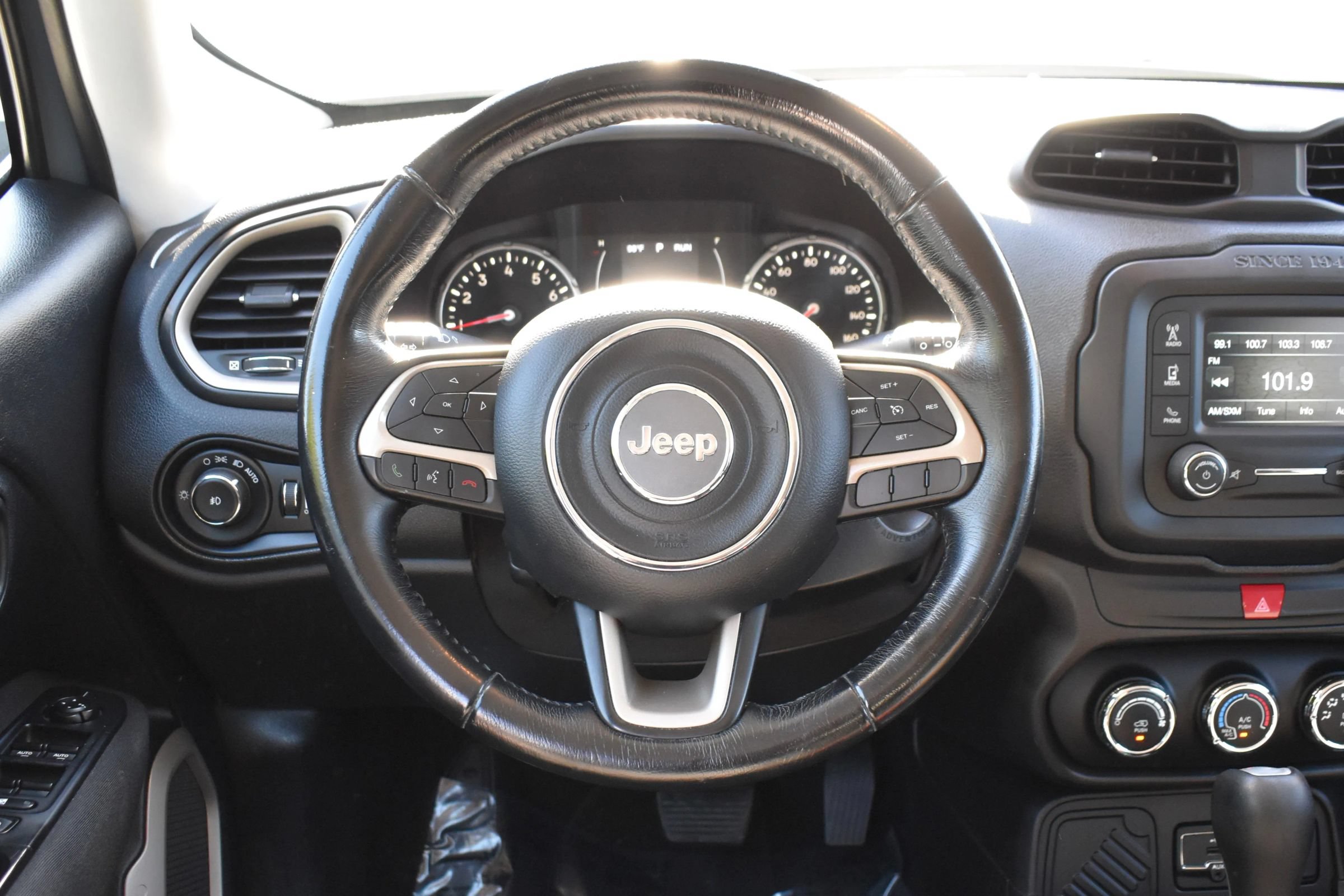 Used 2017 Jeep Renegade Latitude FWD image 9
