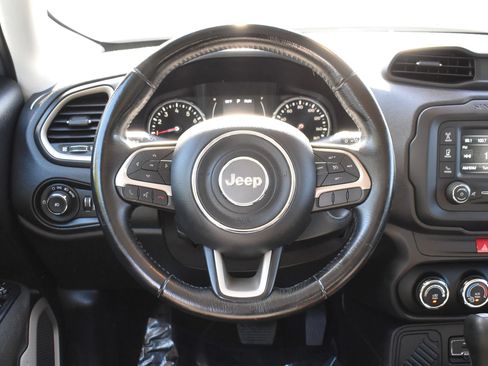 Used 2017 Jeep Renegade Latitude FWD image 9
