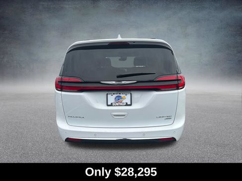 Used 2022 Chrysler Pacifica Limited AWD/4WD image 4