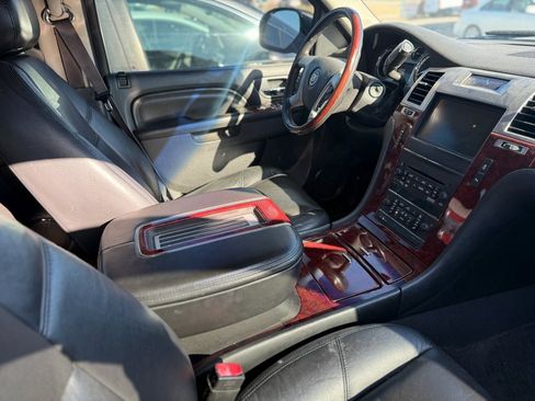 Used 2012 Cadillac Escalade Base image 4