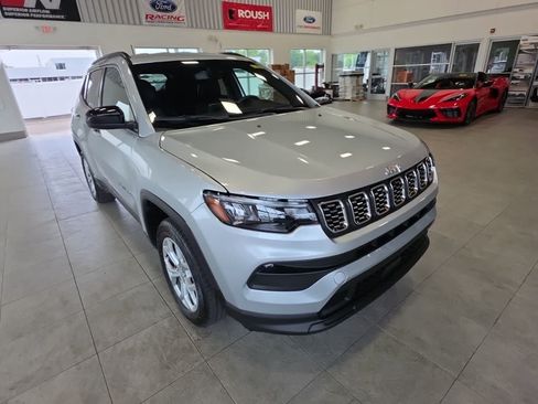 Used 2024 Jeep Compass Latitude AWD/4WD image 5