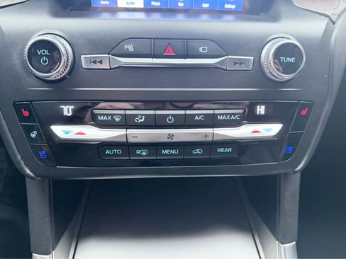 Used 2020 Ford Explorer Platinum w/ Premium Technology Package image 30