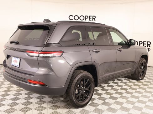 Used 2025 Jeep Grand Cherokee Altitude RWD image 21