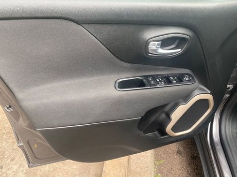 Used 2017 Jeep Renegade Latitude image 13