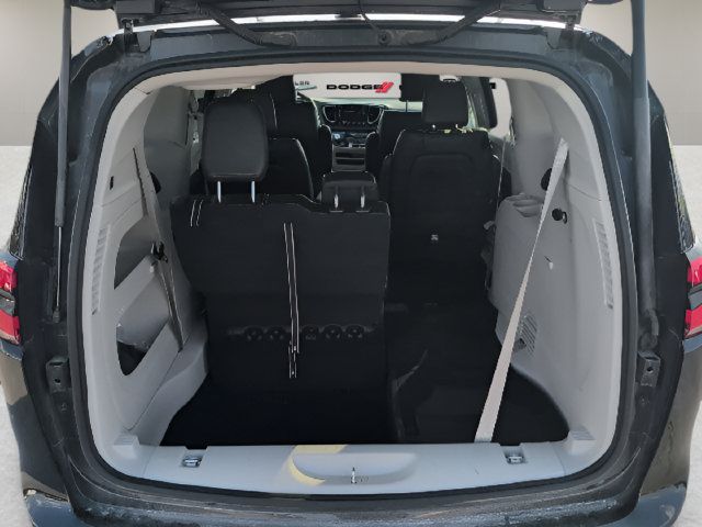 Used 2023 Chrysler Pacifica Touring-L FWD image 9
