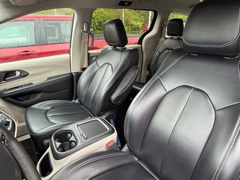 Used 2023 Chrysler Pacifica Touring-L FWD image 15