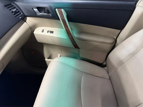 Used 2011 Toyota Highlander Limited w/ Tow Pkg FWD image 38