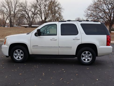 Used 2011 GMC Yukon SLT w/ SLT-2 Equipment Package image 9