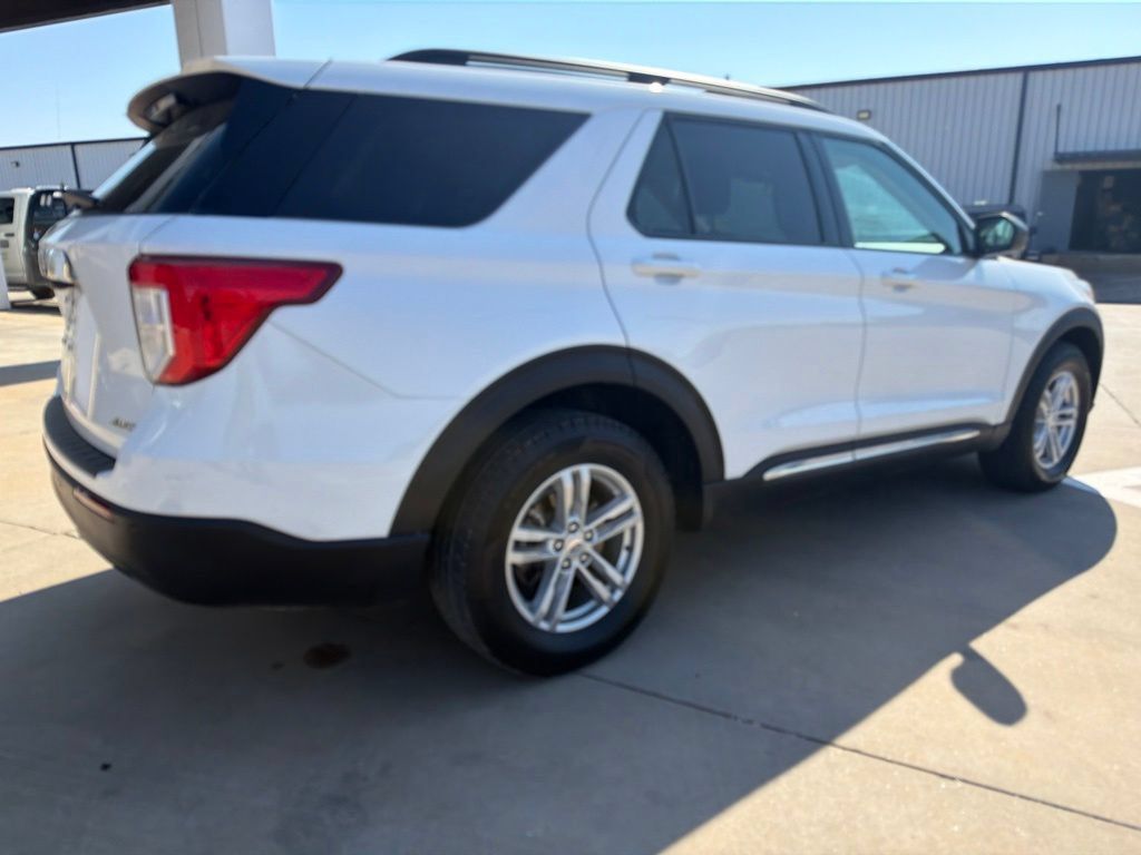 Used 2023 Ford Explorer XLT AWD/4WD image 3
