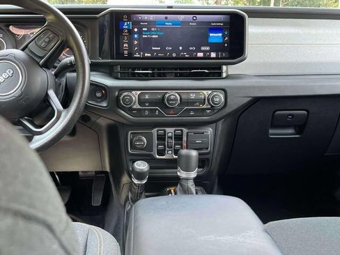 Used 2025 Jeep Gladiator Sport AWD/4WD image 16